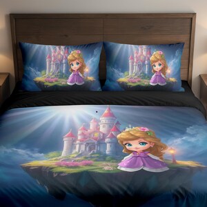 Può includere: Set di biancheria da letto a tema principessa. Il copripiumino e le due federe presentano una principessa dei cartoni animati in un abito viola con un castello sullo sfondo. Il design è ambientato su un cielo blu con luce radiosa.