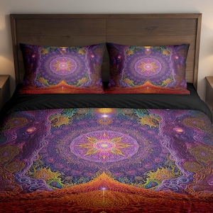 Puede incluir: Un juego de cama con un diseño psicodélico llamativo. La ropa de cama incluye una funda nórdica y dos fundas de almohada, todas con un patrón simétrico en tonos morado, naranja y amarillo. El diseño tiene una apariencia de mandala.
