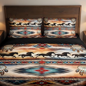 Könnte beinhalten: Ein Bett mit braunem Holz-Kopfteil und passenden Nachttischen. Die Bettwäsche zeigt ein südwestliches Design mit schwarzen Pferden, Traumfängern und geometrischen Mustern in Braun-, Blau- und Rottönen.
