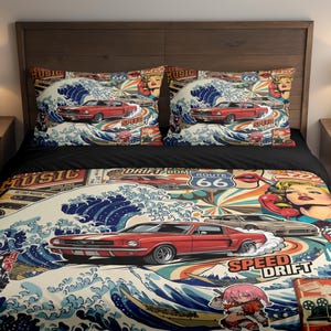 Könnte beinhalten: Eine weiße Keramiktasse mit schwarzem Henkel und dem Text "But First, Coffee" in schwarzer, handschriftlicher Schrift. Die Tasse steht auf einer weißen Oberfläche.