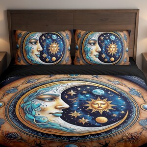 Peut inclure: Ensemble de literie avec un motif céleste. La housse de couette et les taies d'oreiller présentent un croissant de lune, un soleil et des étoiles en bleu, or et marron. Le motif comprend un visage dans la lune et le soleil.