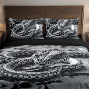 Puede incluir: Juego de cama en blanco y negro con diseño de serpiente. El conjunto incluye una funda nórdica y dos fundas de almohada, todas mostrando una serpiente enroscada con escamas detalladas. El diseño está impreso sobre un fondo negro.