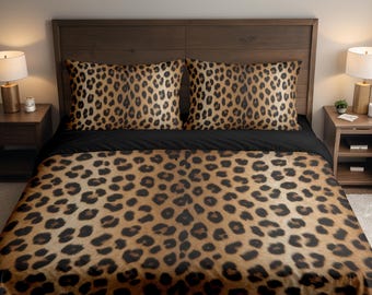 Puede incluir: Un juego de cama con un patrón de estampado de leopardo marrón y negro en la funda nórdica y dos fundas de almohada rectangulares a juego. El conjunto se muestra sobre una cama con cabecero de madera oscura y dos mesitas de noche.