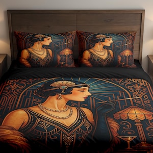 Puede incluir: Juego de cama con temática Art Déco que presenta a una mujer con un vestido de flapper fumando un cigarrillo. El juego incluye una funda nórdica y dos fundas de almohada. La paleta de colores incluye tonos de azul, marrón y dorado.