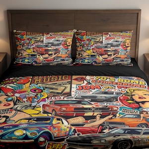 Könnte beinhalten: Ein farbenfrohes Bettwäsche-Set mit Retro-Auto-Motiv. Das Set beinhaltet einen Bettbezug und zwei Kissenbezüge mit verschiedenen Auto-Illustrationen, Pin-up-Girls und Text. Die Farbpalette umfasst Rot, Blau, Orange und Schwarz.