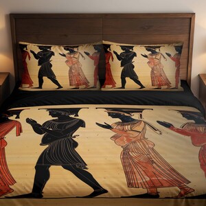 Può includere: Set di biancheria da letto con un design greco classico. Il copripiumino e le federe mostrano figure in nero, rosso e beige, che raffigurano scene dell'antica Grecia. Il set include un copripiumino e due federe.