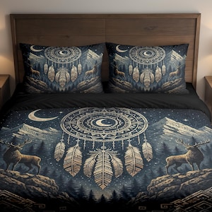 Könnte beinhalten: Bettwäsche-Set mit Traumfänger-Design, Hirschen, Federn und einem Halbmond auf dunkelblauem und schwarzem Hintergrund. Enthält einen Bettbezug und zwei Kissenbezüge, die ein zusammenhängendes Schlafzimmer-Thema schaffen.