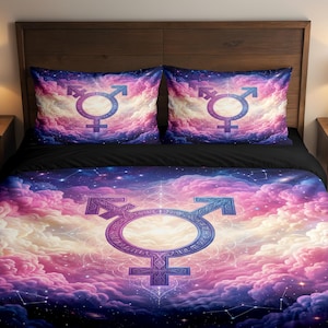 Könnte beinhalten: Bettwäsche-Set mit einem Transgender-Symbol-Design. Die Bettdecke und die Kissenbezüge zeigen eine lebendige Wolkenlandschaft in Rosa, Lila und Blau. Das Symbol ist prominent auf der Bettdecke und den Kissenbezügen abgebildet.
