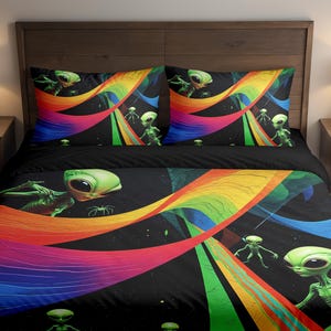 May include: Black bedding set featuring a vibrant design of green aliens and colorful rainbow streaks against a black background. The set includes a duvet cover and two pillowcases, creating a bold and eye-catching bedroom theme.