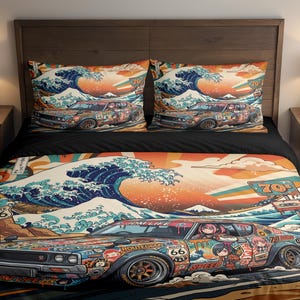 Könnte beinhalten: Bettwäsche-Set mit einer farbenfrohen Illustration eines Oldtimers mit Anime-Charakteren, vor dem Hintergrund eines japanischen Wellendesigns und eines Route 66-Schilds. Das Set enthält einen Bettbezug und zwei Kissenbezüge.