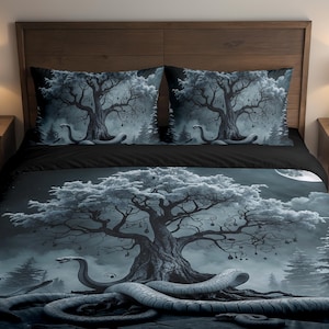 Puede incluir: Juego de cama con un diseño de paisaje de fantasía que presenta un gran árbol y una serpiente en tonos grises y blancos. El diseño incluye una luna llena. El juego incluye una funda nórdica y dos fundas de almohada.
