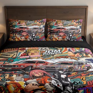 Könnte beinhalten: Eine weiße Keramik-Tasse mit schwarzem Henkel und dem Text "But First, Coffee" in fetter, schwarzer Schrift. Die Tasse steht vor einem verschwommenen Hintergrund, der ihr klares Design hervorhebt.