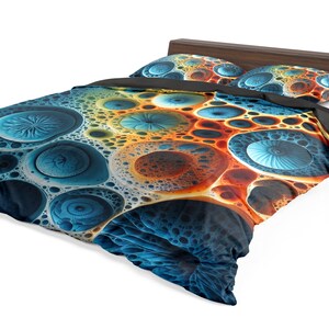 Pu&ograve; includere: Un letto con testiera in legno scuro, con copripiumino e due federe. La biancheria da letto presenta un vivace motivo astratto nei toni del blu, arancione e giallo, che ricorda una struttura cellulare o organica.