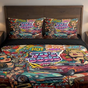 Könnte beinhalten: Ein farbenfrohes Bettwäsche-Set mit einem Retro-70er-Jahre-Thema mit dem Text "HOT 70'S BOMB". Das Design umfasst Illustrationen von klassischen Autos, Pin-up-Girls und verschiedenen grafischen Elementen. Das Set beinhaltet einen Bettbezug und zwei Kissenbezüge.