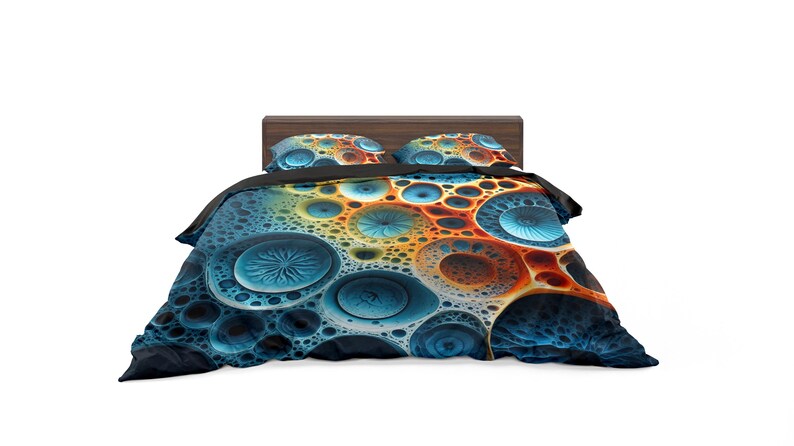 Pu&ograve; includere: Un letto con testiera in legno e biancheria da letto con un vivace design astratto. Il motivo include grandi forme circolari blu con dettagli intricati, su uno sfondo di tonalit&agrave; arancioni, gialle e blu scuro. Due federe abbinate completano il set.