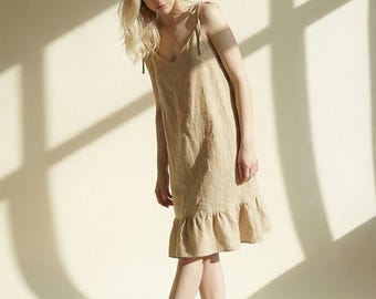 Linnen slipjurk, jurk met gekruiste rug en strikbandjes, zomerjurk met ruches aan de zoom en zakken, minimalistische linnen zomerjurk