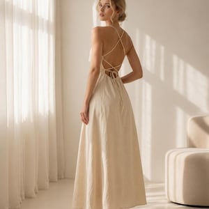 Midikleid aus natürlichem Leinen mit Spaghettiträgern, offener Schnürung am Rücken und fließendem A-Linien-Rock für den Sommerurlaub