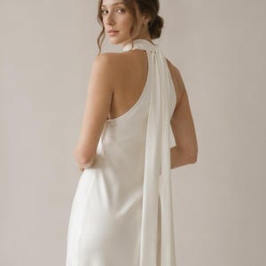 Biała satynowa sukienka maxi, sukienka z dekoltem halter i wiązaniem na plecach, elegancka sukienka na wieczór panieński i wesele