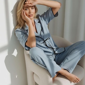 Conjunto de pijama de linho com detalhes em preto, conjunto de pijama de linho de luxo, roupa de casa minimalista, roupa de descanso elegante e confortável.