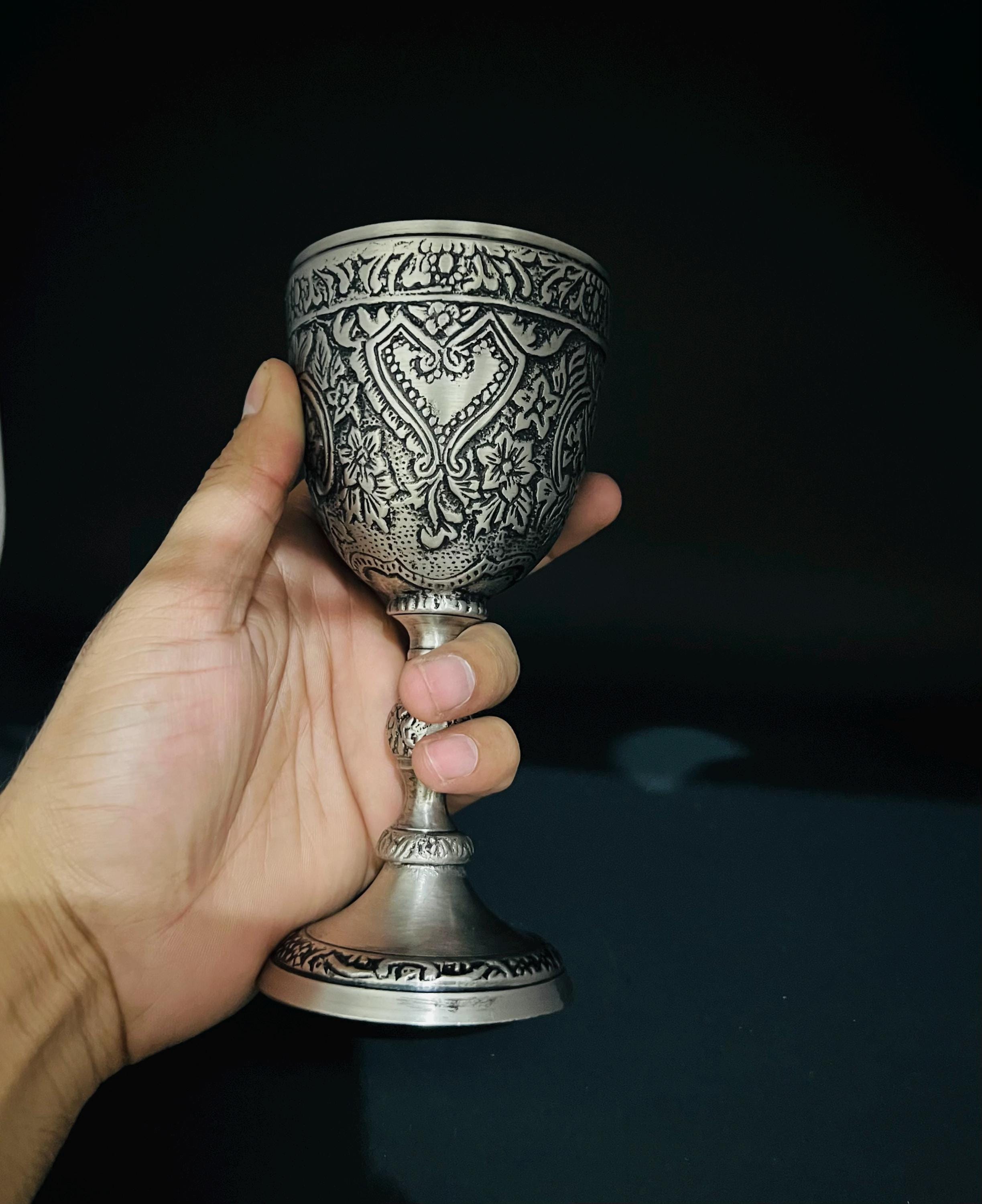 Calice con testa in ottone vintage, vaso antico con piedistallo