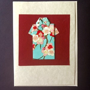 Tarjeta en blanco para hacer una camiseta de origami hecha a mano