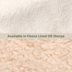 Puede incluir: Primer plano de dos texturas de tela. La textura superior es una tela polar blanca. La textura inferior es una tela sherpa de color melocot&oacute;n claro. El texto "Disponible en forro polar O sherpa" se muestra entre las dos telas.