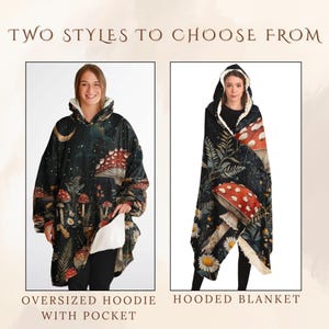 Puede incluir: Dos estilos de mantas con capucha con estampado de setas y bosque. El primer estilo es una sudadera con capucha de gran tama&ntilde;o con bolsillo. El segundo estilo es una manta con capucha. Ambos estilos son negros con forro de sherpa blanco.