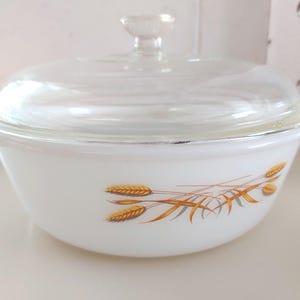 Caçarola vintage Fire King "Sheaves of Wheat" de 1,9L/2Qt com tampa