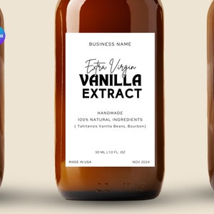 Op de afbeelding: Een bruine glazen fles met een wit etiket waarop "Extra Virgin Vanilla Extract" staat. Het etiket bevat ook de tekst "Handmade 100% Natural Ingredients (Tahitensis Vanilla Beans, Bourbon)", "30 ML | 1.0 FL. OZ", "Made in USA" en "NOV 2024".
