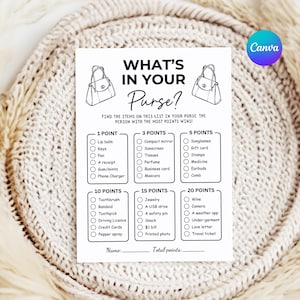 Peut inclure: Un jeu de société sur une carte blanche intitulée "WHAT'S IN YOUR Purse?". La liste des objets à trouver dans un sac à main est accompagnée de points. Comprend des éléments tels que le baume à lèvres, les clés, les lunettes de soleil et un billet de voyage.