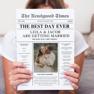 Puede incluir: Un anuncio de boda en blanco y negro estilo periódico con una foto de la pareja. El titular dice "The Best Day Ever" y el subtítulo dice "Leila & Jacob Are Getting Married". El anuncio incluye una lista de los eventos de la ceremonia y la recepción de la boda.