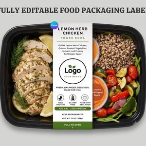Puede incluir: Un recipiente rectangular negro para alimentos con una etiqueta central blanca que dice Lemon Herb Chicken Power Bowl. La comida incluye pollo en rodajas, quinoa, verduras asadas y salsa de pimiento rojo. Peso neto 369g.
