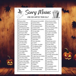 Peut inclure: Une liste de contrôle sur le thème d'Halloween intitulée "Scary Movies" avec une liste de films d'horreur de 1960 à 2023. L'image présente un fantôme, du pop-corn, des chauves-souris et des citrouilles sur un fond en bois.