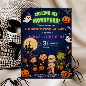 Puede incluir: Una tarjeta de invitación rectangular para un cumpleaños de Halloween con el texto CALLING ALL MONSTERS, HALLOWEEN COSTUME PARTY y ANDERSON'S 7TH BIRTHDAY. El diseño incluye un castillo encantado, una luna llena, fantasmas y cuatro niños.