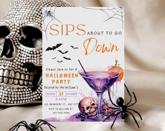 Könnte beinhalten: Halloween-Party-Einladung mit lila Cocktail, Fledermäusen und Spinnennetz-Design. Die Einladung lautet "SIPS ABOUT TO GO DOWN" und enthält Party-Details. Dekorative Totenköpfe und Spinnen sind ebenfalls abgebildet.