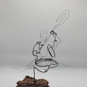 Kayaker fatto di filo, kayak con figure in filo, fatto a mano, in legno