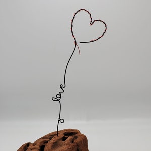 Figura de arame Amor e Coração, personagens feitos de arame, feitos à mão, madeira