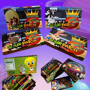 Könnte beinhalten: Eine Auswahl an bunten Süßigkeitenboxen mit Cartoon-Charakteren und dem Text "SOUR PATCH Kids" und "STEPHEN'S BABY JAM". Die Boxen haben Basketball- und Kronen-Designs. Eine Box trägt den Text "BABY SHOWER".