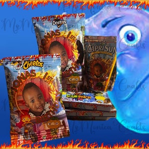 Könnte beinhalten: Individuelle Snack-Tüten mit einem Kinderfoto und dem Text "Jonas 1. Geburtstag". Die Tüten enthalten Doritos, Cheetos, Capri Sun und Sour Patch Kids. Das Design beinhaltet einen feurigen Hintergrund und Cartoon-Figuren.