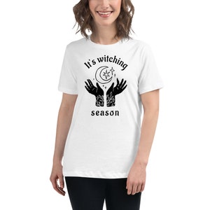 Het is Witching Season T-shirt - Halloween Shirt - Spooky Tee - Heksenhoed - Herfstmode - Oktobercadeau