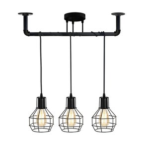 Puede incluir: Luminaria colgante de estilo industrial negro con tres bombillas enjauladas que cuelgan de una tubería negra.