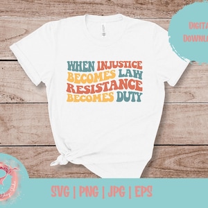 Pode incluir: Camiseta branca com o texto "WHEN INJUSTICE BECOMES LAW RESISTANCE BECOMES DUTY" em fonte retrô colorida.