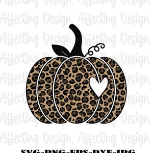 Puede incluir: Una calabaza de estampado de leopardo marrón y negro con un recorte en forma de corazón blanco. La calabaza tiene un tallo negro y hojas verdes.
