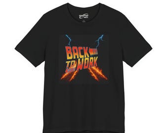 Puede incluir: Camiseta negra con un gráfico retro que dice "BACK TO WORK". El diseño presenta llamas naranjas, rayos azules y una combinación de colores amarillos y rojos. La camiseta tiene cuello redondo y mangas cortas.