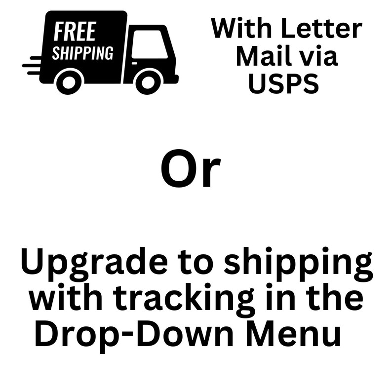 Pu&ograve; includere: Grafica in bianco e nero con testo. Un camion nero con le parole "FREE SHIPPING" &egrave; a sinistra. Il testo recita "With Letter Mail via USPS" e "Or Upgrade to shipping with tracking in the Drop-Down Menu."