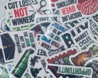 Könnte beinhalten: Eine Sammlung verschiedener Vinyl-Aufkleber mit Motivationssprüchen und Finanzthemen. Sichtbarer Text umfasst Cut Losses Not Winners, Discipline Over Emotions, Focus On The Journey Not The Destination und Opportunity Is Volatility.