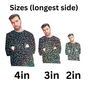 Pu&ograve; includere: Tre figure nere glitterate di una persona con le braccia incrociate, ognuna di dimensioni diverse. La pi&ugrave; grande &egrave; 10 cm, la media &egrave; 7,6 cm e la pi&ugrave; piccola &egrave; 5 cm. Il testo "Sizes (longest side)" &egrave; in alto.