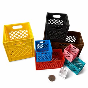 Puede incluir: Una colección de cajas de almacenamiento de plástico en varios tamaños y colores, incluyendo amarillo, negro, marrón, azul, rojo, rosa, verde azulado y blanco. Las cajas presentan un diseño de celosía con patrón de diamante y asas.