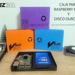 Può includere: Una custodia stampata in 3D per Raspberry Pi 3 o 4, con uno slot per un disco rigido o SSD. La custodia è arancione, blu e viola, e ha il testo "VELEZ 3D" stampato su di essa. La custodia è progettata per adattarsi a un Raspberry Pi 3 o 4 e un disco rigido o SSD. La custodia è realizzata in plastica stampata in 3D ed è disponibile in una varietà di colori.