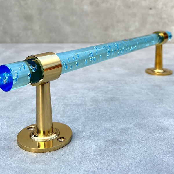 Toallero de latón y lucita azul, hecho a mano - Toallero moderno para baño
